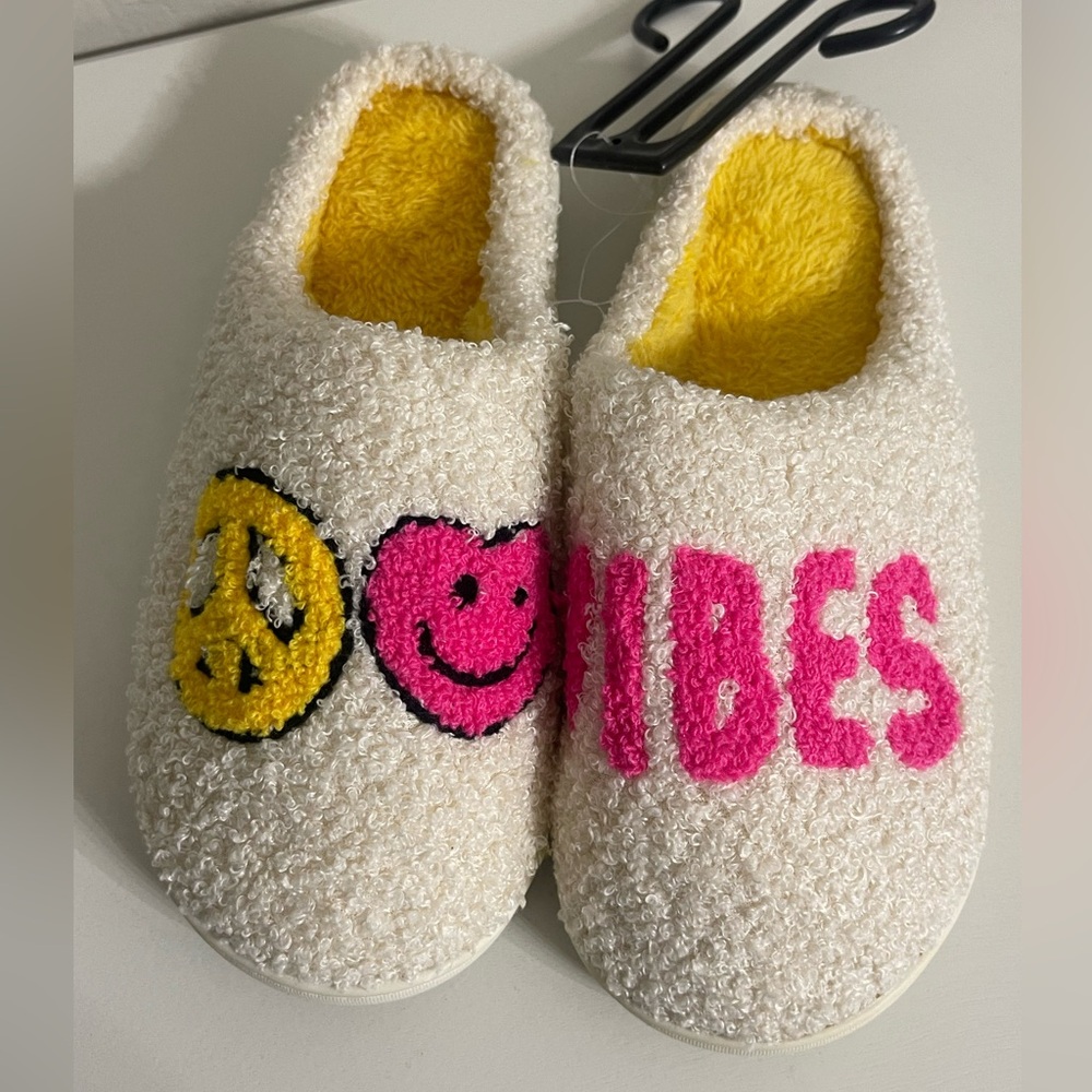 Women’s Cozy White Slippers with Pink Smile & Yellow Peace Motif Size 5-6
